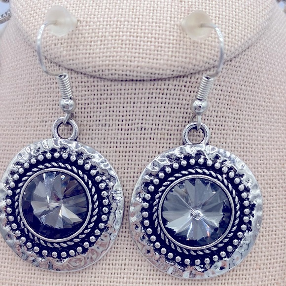 Silver Toned Hammered Disk With Smokey Grey Topaz Rhinestone Center Necklace Set - Picture 3 of 5